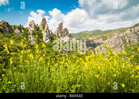 Panoramablick auf den berühmten Lucan Dolomiten mit schönen Bergdorf Castelmezzano im Sommer, Basilicata, Italien Stockfoto