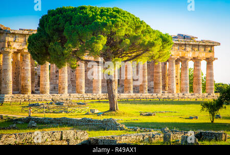 Paestum Tempel Archäologische UNESCO Weltkulturerbe bei Sonnenuntergang, Provinz Salerno, Kampanien, Italien Stockfoto