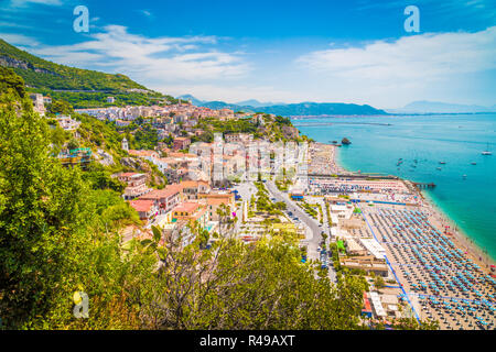 Schöne Aussicht von Vietri sul Mare, die erste Stadt an der Amalfiküste, mit dem Golf von Salerno, Provinz Salerno, Kampanien, Süditalien Stockfoto