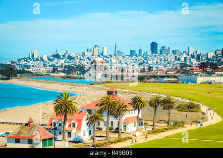 Panoramablick auf San Francisco Skyline mit historischen Crissy Field und ehemalige USCG Fort Point Rettungsboot Station (LBS) an einem sonnigen Tag, Kalifornien, USA Stockfoto