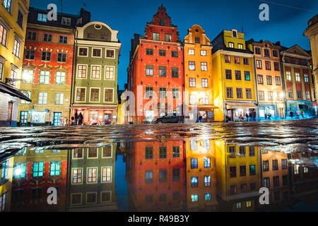 Klassische Ansicht der bunten Häusern an der berühmten stortorget Stadtplatz in der Stockholmer Altstadt Gamla Stan (Altstadt) in einer Pfütze in der Nacht widerspiegelt, Centra Stockfoto