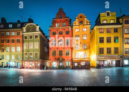 Klassische Ansicht der bunten Häusern an der berühmten stortorget Stadtplatz in der Stockholmer Altstadt Gamla Stan (Altstadt) in der Nacht, Stockholm, Schweden Stockfoto