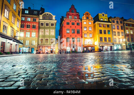 Klassische Ansicht der bunten Häusern an der berühmten stortorget Stadtplatz in der Stockholmer Altstadt Gamla Stan (Altstadt) in der Nacht, Stockholm, Schweden Stockfoto