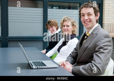 Geschäftsleute, die eine geschäftliche Konferenz Stockfoto