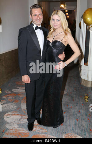 Yvonne Woelke des mit Begleitung tefan', blauer Ball 2016 im Hotel Atlantic, Hamburg, 02.04.2016 Stockfoto