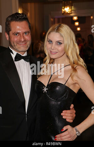 Yvonne Woelke des mit Begleitung tefan', blauer Ball 2016 im Hotel Atlantic, Hamburg, 02.04.2016 Stockfoto