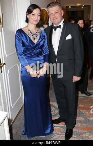Lina van de Mars mit Steve Feige, blauer Ball 2016 im Hotel Atlantic, Hamburg, 02.04.2016 Stockfoto