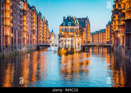 Berühmte Speicherstadt, ein UNESCO-Weltkulturerbe seit 2015, in der wunderschönen Dämmerung Dämmerung, Hamburg, Deutschland Stockfoto