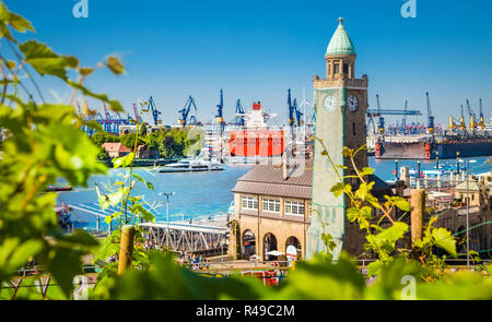 Schönen Blick auf die berühmte Hamburger Landungsbrücken mit kommerziellen Hafen und Elbe mit blauem Himmel und Wolken im Sommer, St. Pauli, Hamb Stockfoto