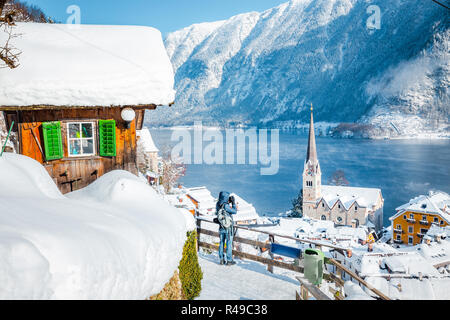 Panoramablick auf das historische Dorf von Hallstatt an einem schönen kalten sonnigen Tag mit blauen Himmel und Wolken im Winter, Österreich Stockfoto