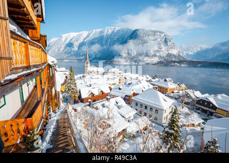 Panoramablick auf das historische Dorf von Hallstatt an einem schönen kalten sonnigen Tag mit blauen Himmel und Wolken im Winter, Österreich Stockfoto