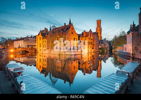 Dämmerung der historischen Stadt Brügge während der Blauen Stunde in der Dämmerung, Region Flandern, Belgien Stockfoto