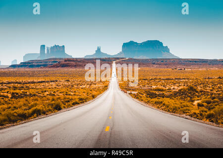 Classic Panorama der historischen U.S. Route 163, die durch die berühmten Monument Valley an einem schönen sonnigen Tag im Sommer, Utah, USA Stockfoto