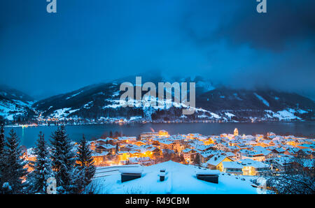 Panoramablick von Zell am See mit Zeller See in der Dämmerung während der Blauen Stunde in der Dämmerung im Winter, Salzburger Land, Österreich Stockfoto