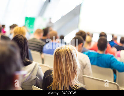 Männliche Sprecherin, die reden bei öffentlichen Veranstaltung. Stockfoto