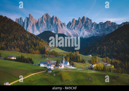 Wunderschöne Aussicht auf idyllischen Berglandschaft in den Dolomiten mit berühmten Santa Maddelana Dorf im goldenen Abendlicht bei Sonnenuntergang, Südtirol, Italien Stockfoto