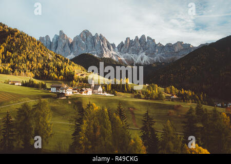 Wunderschöne Aussicht auf idyllischen Berglandschaft in den Dolomiten mit berühmten Santa Maddelana Dorf im goldenen Abendlicht bei Sonnenuntergang, Südtirol, Italien Stockfoto