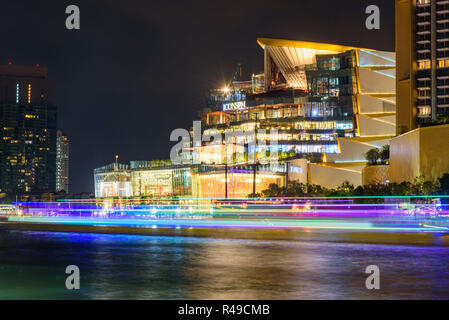 Bangkok, Thailand - 23 Nov, 2018: ICONSIAM Einkaufszentrum mit Wolke am Himmel im Sonnenuntergang Stockfoto