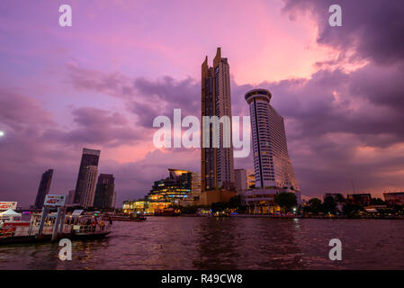 Bangkok, Thailand - 23 Nov, 2018: ICONSIAM Einkaufszentrum mit Wolke am Himmel im Sonnenuntergang Stockfoto