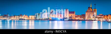 Klassische Panoramablick auf die Hansestadt Stralsund während der Blauen Stunde in der Dämmerung, Mecklenburg-Vorpommern, Deutschland Stockfoto