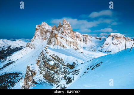 Klassische Ansicht der berühmten seceda Berggipfel in den Dolomiten im schönen Abend dämmerung Dämmerung im Winter, Südtirol, Italien Stockfoto