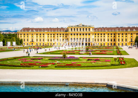 Klassische Ansicht des berühmten Schloss Schönbrunn mit malerischen großen Parterres Garten an einem schönen sonnigen Tag mit blauem Himmel und Wolken im Sommer, Wien, Österreich Stockfoto