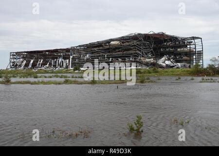 Ende August Hurrikan 2017 Harvey, großen Wind Beschädigung und Zerstörung zu Boot Storage Stahl Gebäude in Rockport, Texas/USA. Stockfoto