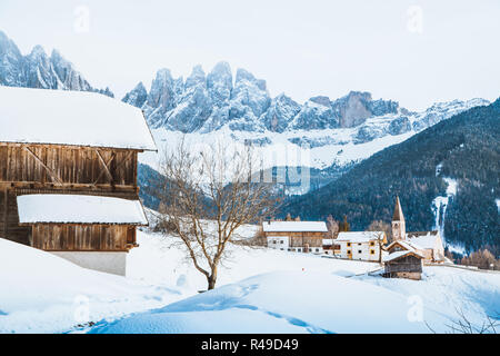 Classic Panorama der Dolomiten Bergspitzen mit dem historischen Dorf Val di Funes auf einem malerischen Tag im Winter, Südtirol, Italien Stockfoto
