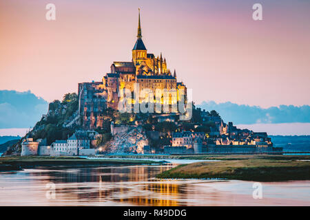 Klassische Ansicht der berühmten Le Mont Saint-Michel tidal Island in schönen Abend dämmerung Dämmerung, Normandie, Nordfrankreich Stockfoto