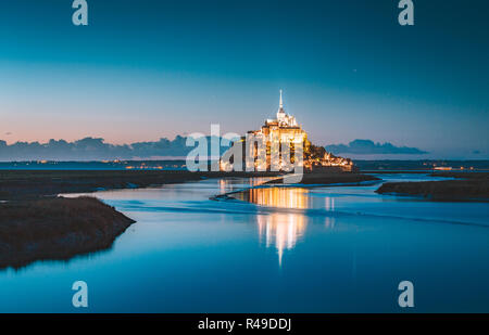 Klassische Ansicht des berühmten Le Mont Saint-Michel-Gezeiten-Insel in schöne Dämmerung während der blauen Stunde bei Dämmerung, Normandie, Nordfrankreich Stockfoto