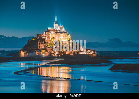 Klassische Ansicht des berühmten Le Mont Saint-Michel-Gezeiten-Insel in schöne Dämmerung während der blauen Stunde bei Dämmerung, Normandie, Nordfrankreich Stockfoto