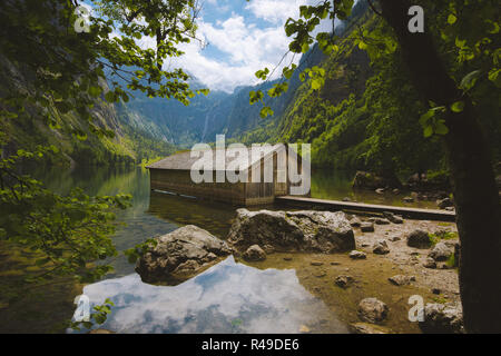 Panoramaaussicht traditionelle alte Holz- Boot Haus an der szenischen Obersee an einem schönen Tag mit blauem Himmel und Wolken im Sommer, Bayern, Deutschland Stockfoto