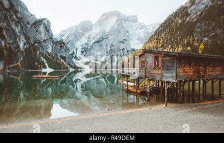 Malerischer Blick auf traditionelle hölzerne Bootshaus an der berühmten Lago di Braies mit Dolomiten Bergspitzen im See widerspiegeln, Südtirol, Italien Stockfoto