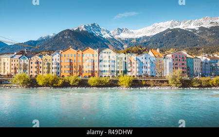 Das historische Stadtzentrum von Innsbruck mit bunten Häusern entlang Inn und berühmte österreichische Bergspitzen im Hintergrund, Tirol, Österreich Stockfoto