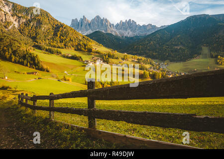 Wunderschöne Aussicht auf idyllischen Berglandschaft in den Dolomiten mit berühmten Santa Maddelana Dorf im goldenen Abendlicht bei Sonnenuntergang, Südtirol, Italien Stockfoto