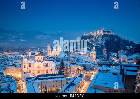 Klassische Ansicht von der historischen Stadt Salzburg mit der berühmten Festung Hohensalzburg und Salzburger Dom beleuchtet in schöne Dämmerung im malerischen Chr Stockfoto