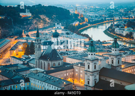 Klassische Dämmerung Blick auf die historische Stadt Salzburg während der Blauen Stunde in der Dämmerung im Sommer, Salzburger Land, Österreich Stockfoto