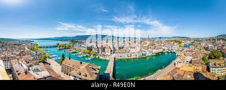 Antenne Panoramablick von der Zürcher Innenstadt mit dem berühmten Fraumunster Church und Limmat am Zürichsee vom Grossmünster Kirche, Schweiz Stockfoto