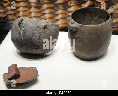 Töpferei. Schüssel mit Reparatur Bohrungen; Krug mit Ausguss und spouted Griff und Körper scherbe einer recycelten Behälter und Ocker. Von der Grotte von Los Murcielagos (Albun ol, Provinz Granada, Andalusien). Nationalen Archäologischen Museum. Madrid. Spanien. Stockfoto