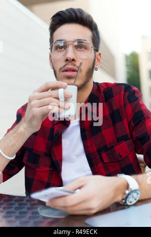 Zuversichtlich Unternehmer Kaffee trinken in etwas konzentriert. Stockfoto