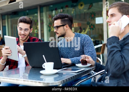 Outdoor Portrait junge Unternehmer arbeiten bei Kaffee-Bar. Stockfoto