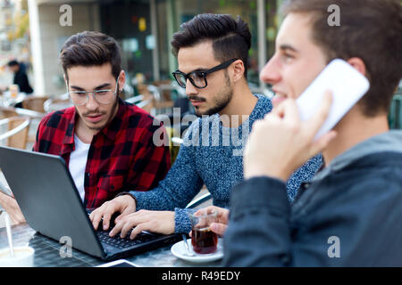 Outdoor Portrait junge Unternehmer arbeiten bei Kaffee-Bar. Stockfoto