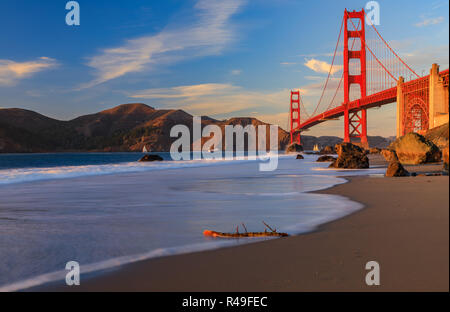 Berühmte Golden Gate Bridge View aus der versteckten und einsamen felsigen Marshall's Strand bei Sonnenuntergang in San Francisco, Kalifornien Stockfoto