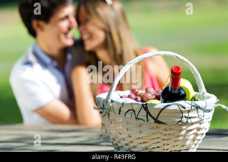 Attraktives Paar auf romantischen Picknick im Grünen. Stockfoto