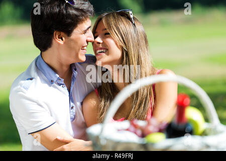 Attraktives Paar auf romantischen Picknick im Grünen. Stockfoto