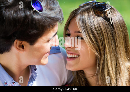 Attraktives Paar auf romantischen Picknick im Grünen. Stockfoto