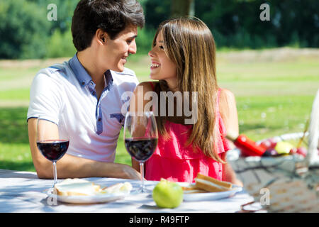 Attraktives Paar auf romantischen Picknick im Grünen. Stockfoto