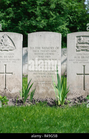 British Commonwealth Krieg Grab, Grabsteinen kennzeichnen die Gräber von bekannten und unbekannten britischen Soldaten in der Garnison Friedhof in Poznan (Posen), Polen Stockfoto