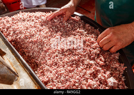 Prozess der Wurst Herstellung. Die industrielle Fertigung von Würsten Stockfoto