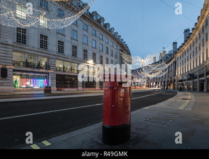 Weihnachtsbeleuchtung in der Morgendämmerung auf der Regent Street Stockfoto